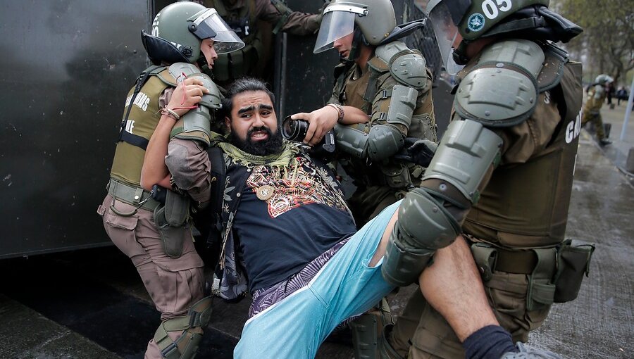 Más de 90 detenidos dejó marcha no autorizada por los derechos sociales en Santiago