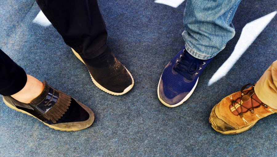 Funcionarios públicos podrán trabajar usando zapatillas los días viernes