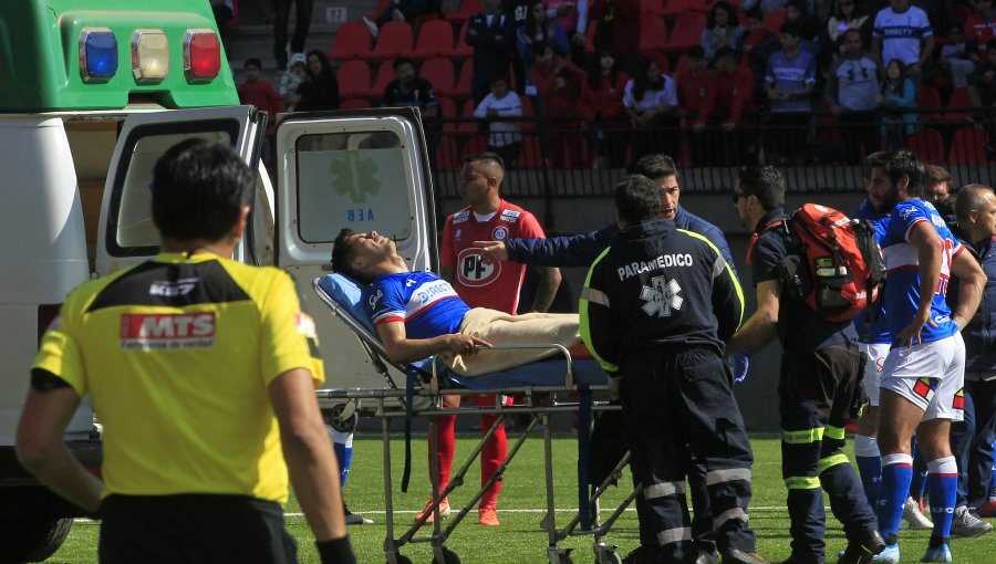 "Gato" Silva fue sacado en ambulancia al sufrir una fractura de tibia y peroné