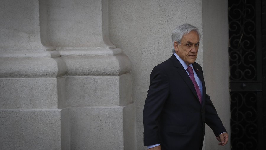 Cadem: Aprobación del presidente Piñera baja dos puntos y llega a un 30%
