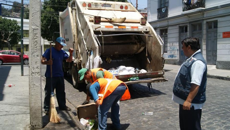 "Cuidemos Valparaíso y a sus trabajadores": Llaman a porteños y turistas a extremar precaución al botar vidrios y latas