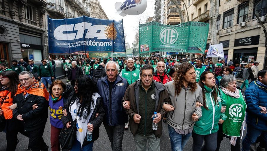 Trabajadores públicos de Argentina marcharon exigiendo el aumento de sus salarios