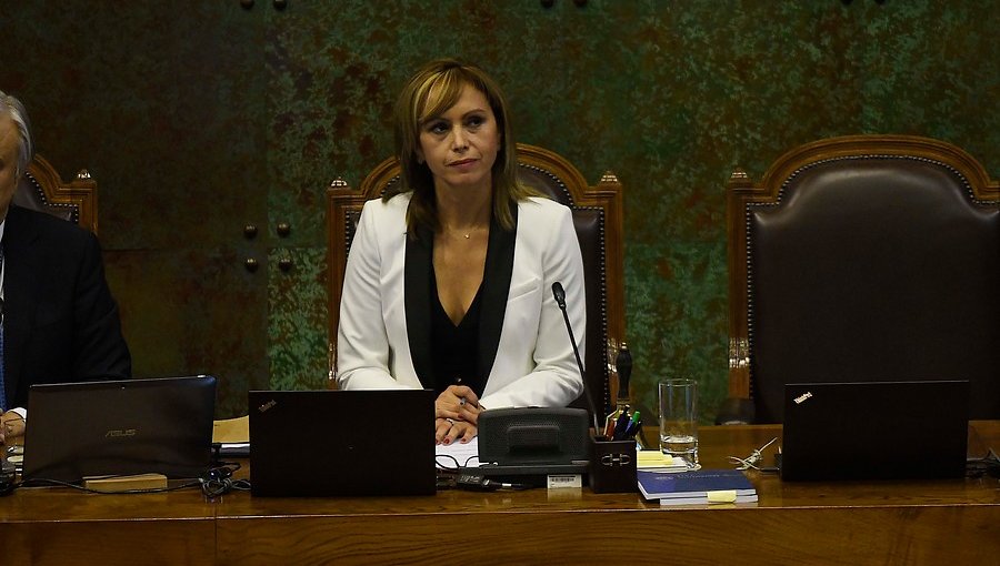 Diputada Carvajal exige explicación por homenaje a escoltas muertos en atentado a Pinochet
