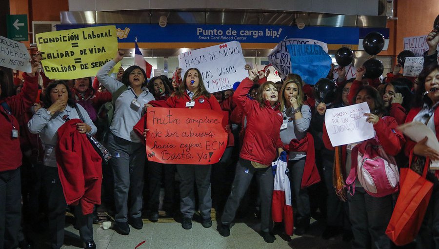 Unos 400 cajeros del Metro de Santiago iniciaron huelga legal por "turnos explotadores"