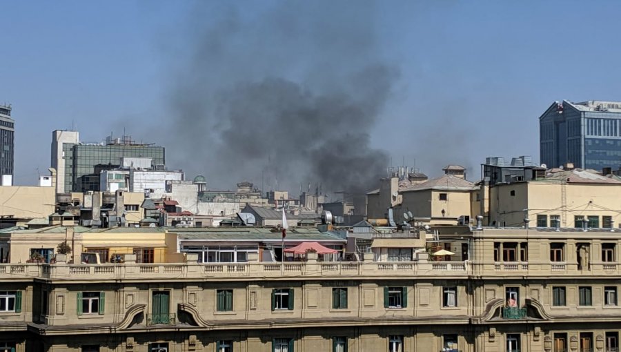 Incendio en Portal Fernández Concha generó masiva evacuación en el centro de Santiago