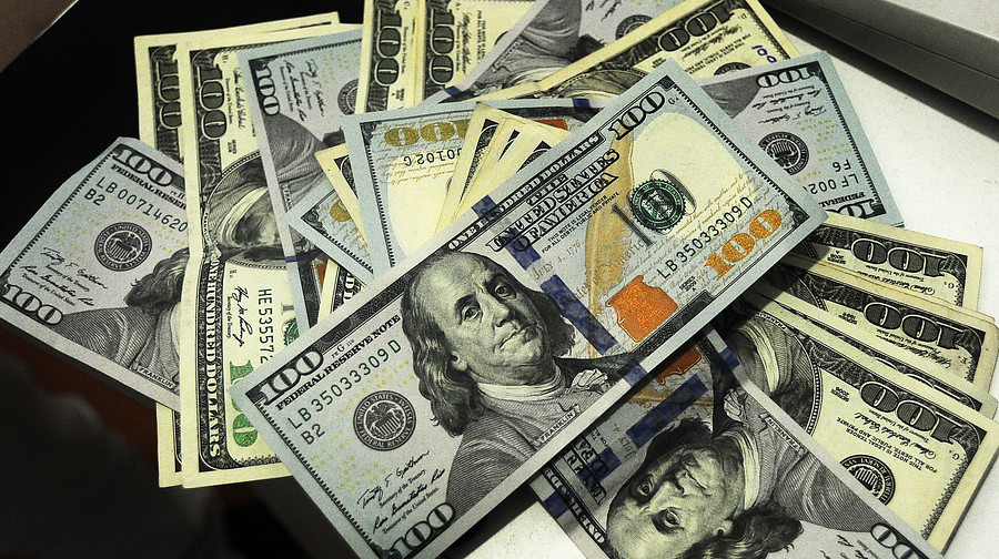Dólar cierra cerca de los $709 en jornada marcada por la tensión por ataque en Arabia Saudita