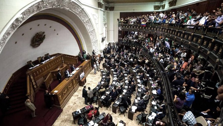 Chavismo firma acuerdo con sector de la oposición para que su bancada regrese al Parlamento