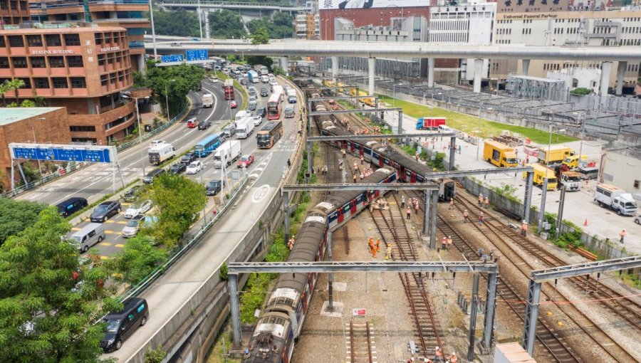 Un tren de pasajeros descarriló en pleno horario punta en Hong Kong