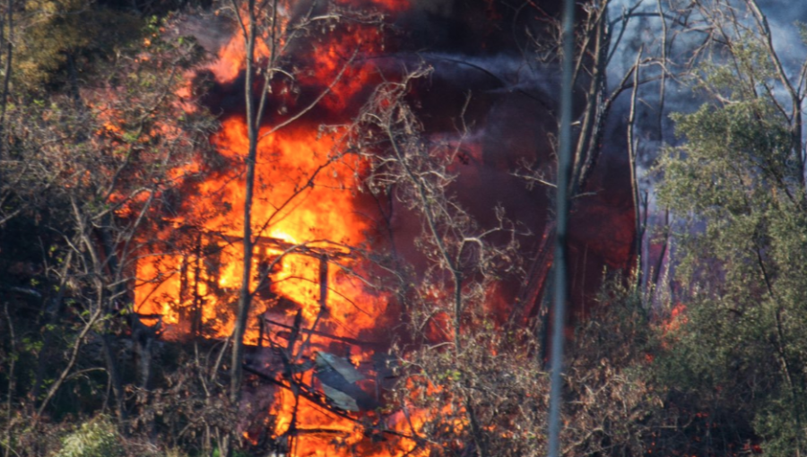 Incendio en la ladera sur del cerro San Cristóbal fue controlado por equipos de emergencia