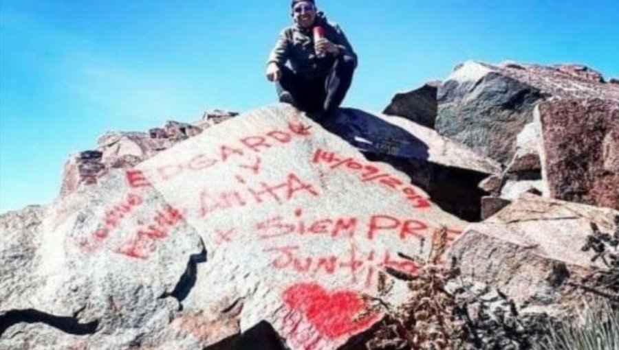 Pareja selló su amor rayando rocas en la cumbre de La Campana: arriesgan acciones legales