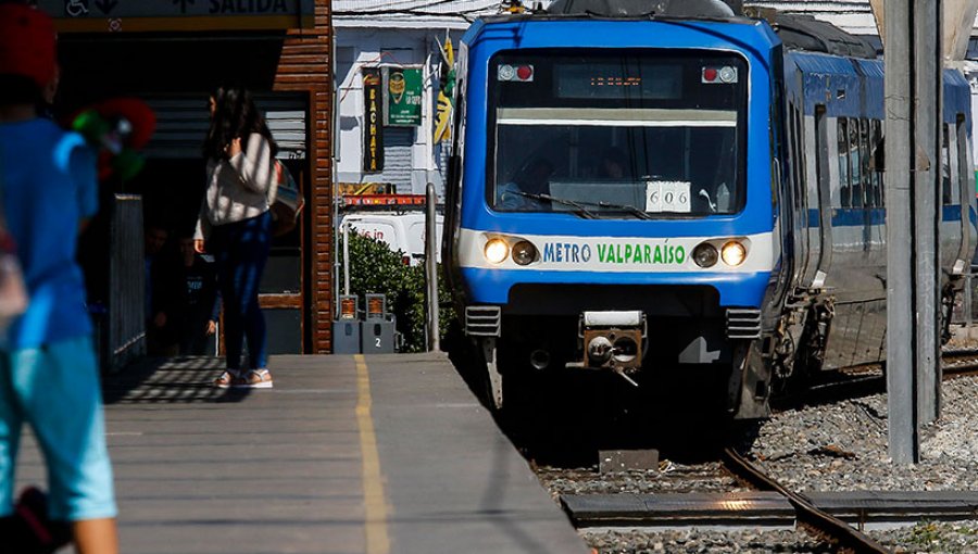 Matrimonio perdió a su bebé tras cierre de puertas en Metro de Valparaíso: lo recuperaron en la siguiente estación