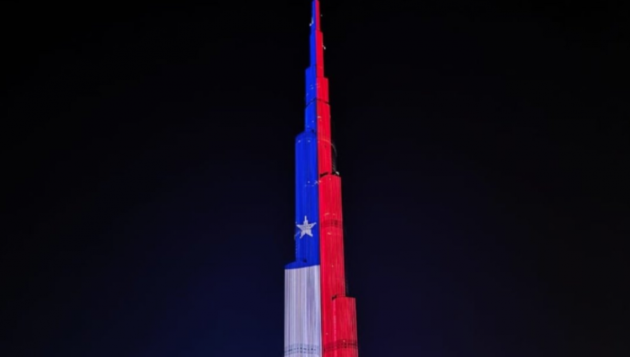 Ministro Monckeberg atribuye a Piñera la iluminación de la torre Burj Khalifa con colores de bandera chilena