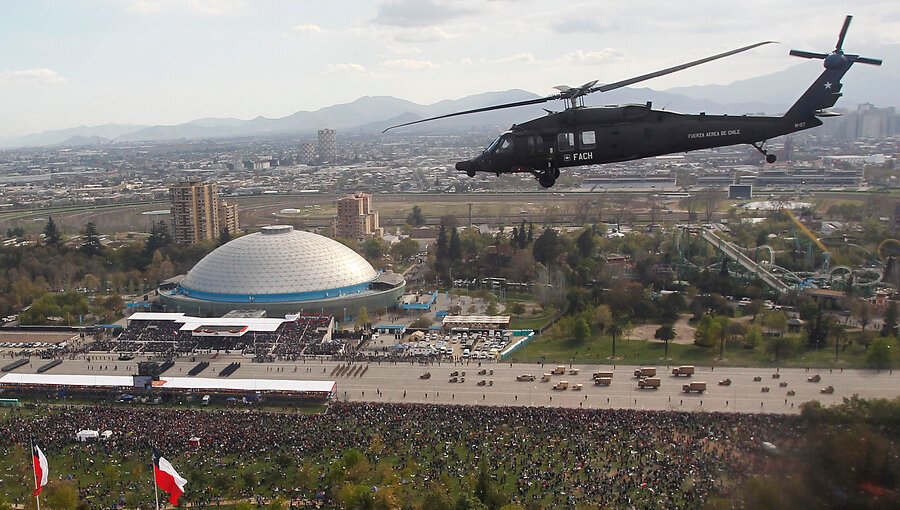 FACh celebró en la Parada Militar 90 años de su primer desfile aéreo