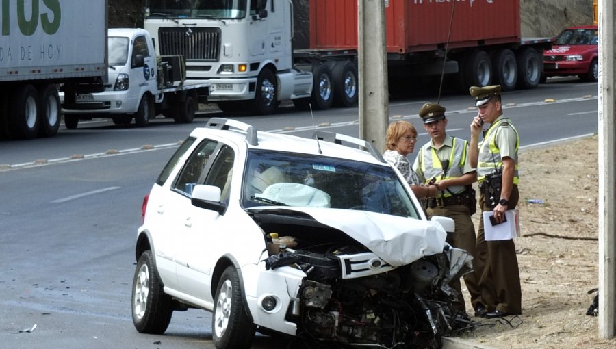 Dos heridos deja volcamiento de camioneta con conductora ebria