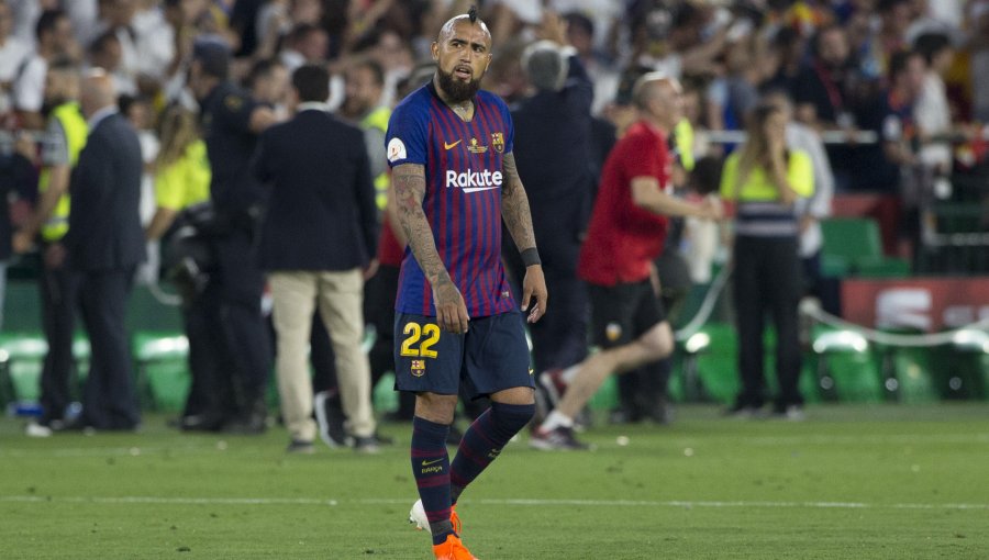 Vidal ingresó y cometió un penal en dura derrota del Barcelona ante el Granada