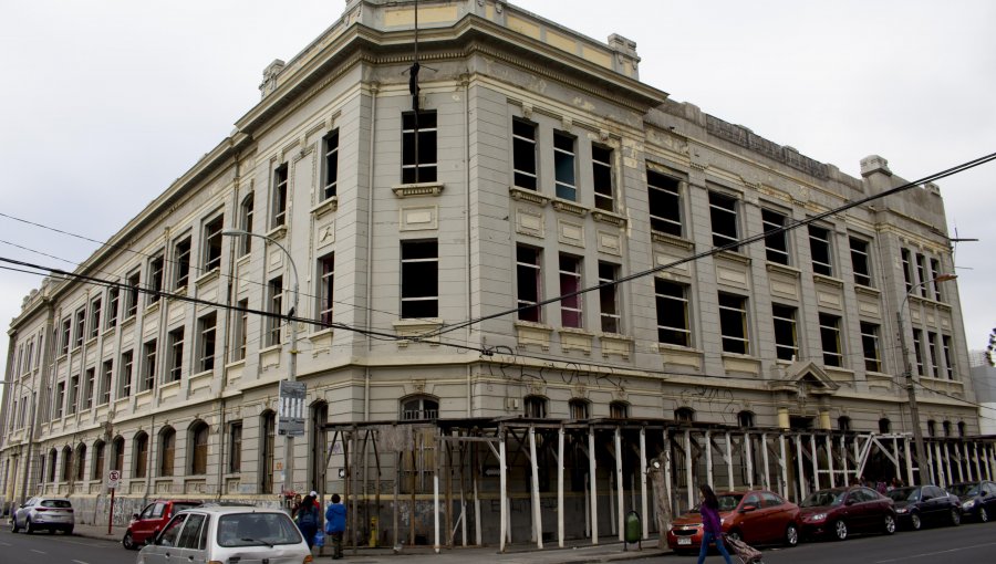 Municipio de Valparaíso liquidará contrato con empresa por retraso en obras de la escuela Ramón Barros Luco