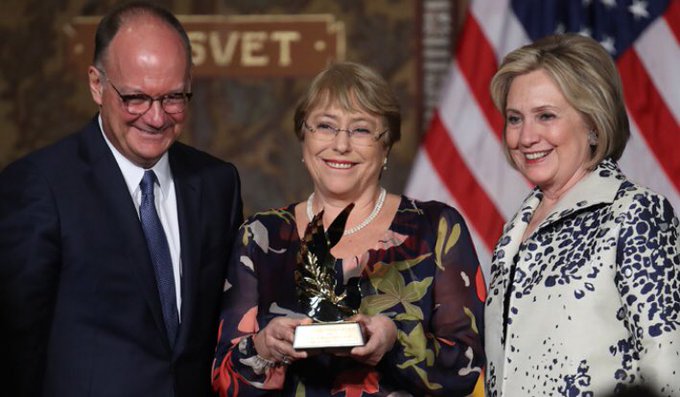 Michelle Bachelet recibió premio Hillary Clinton por ser "una voz poderosa por los derechos de las mujeres"