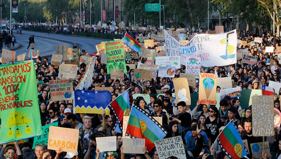Más de treinta mil personas se sumaron a la marcha contra la crisis climática en Santiago