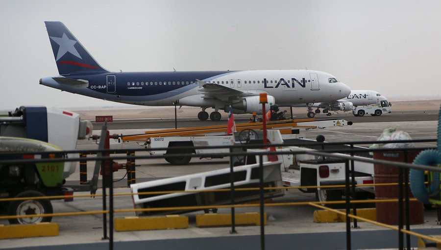 Avión fue evacuado tras falso aviso de bomba en aeropuerto de Santiago