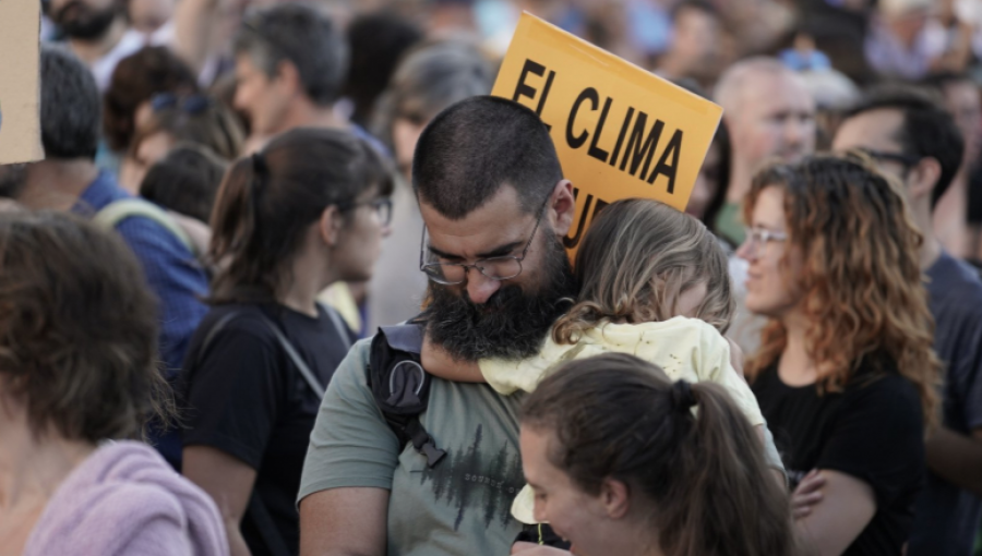 Cientos de miles de jóvenes españoles salieron a las calles a marchar para frenar el cambio climático