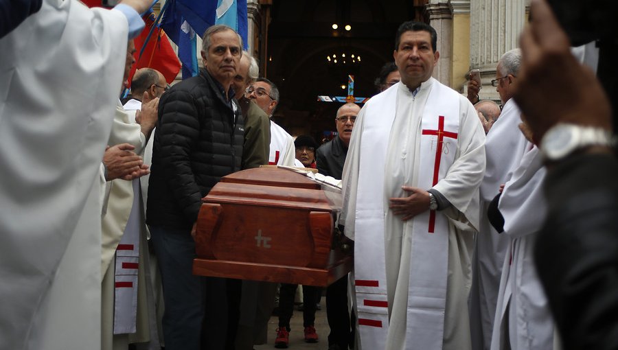 Cientos de personas despidieron los restos del sacerdote José Aldunate Lyon