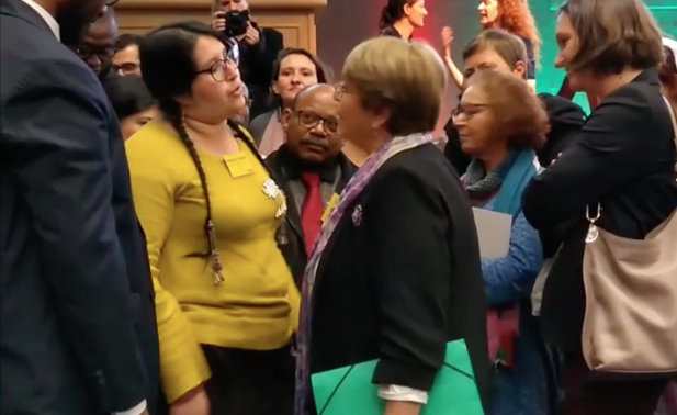 Michelle Bachelet fue interpelada por dirigente mapuche en encuentro de DD.HH. en Irlanda