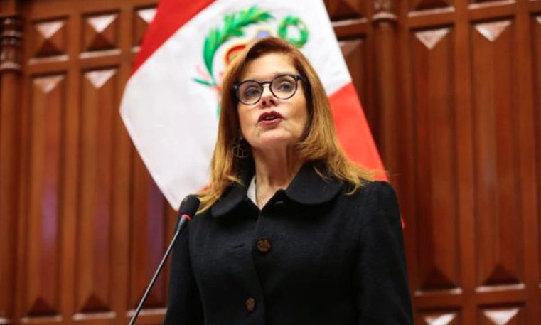 Vicepresidenta que juró como "presidenta encargada" de Perú presentó su renuncia