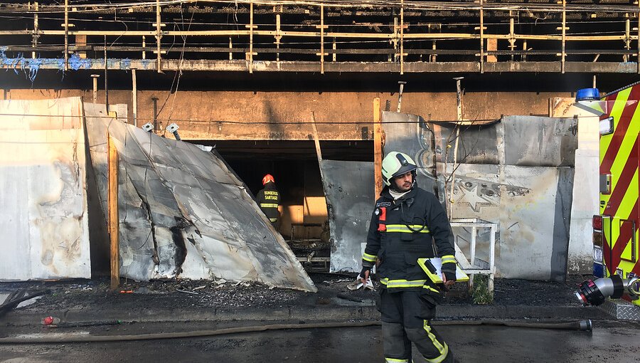 Bomberos controló incendio en construcción del barrio Franklin de Santiago