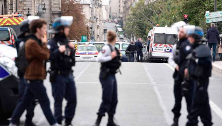 Policía mata a cuatro compañeros de prefectura tras ataque con un cuchillo en París