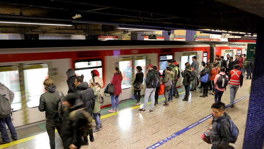 Nueva alza en transporte público de Santiago: Horario punta de Metro tendrá un valor de $830