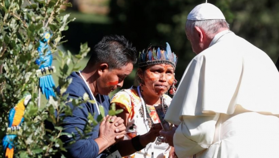 Papa Francisco pide a obispos que "cuiden mejor" a la Amazonía y a sus pueblos indígenas