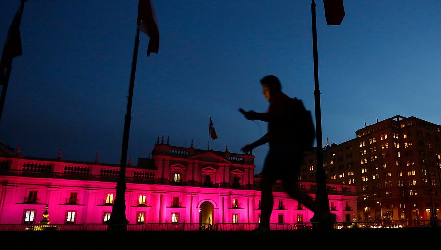 La Moneda se ilumina de rosado por la campaña de concientización contra el cáncer de mama