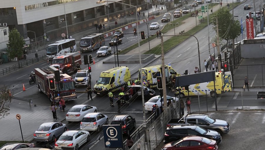 Cinco lesionados deja colisión vehicular frente al hospital de Viña del Mar