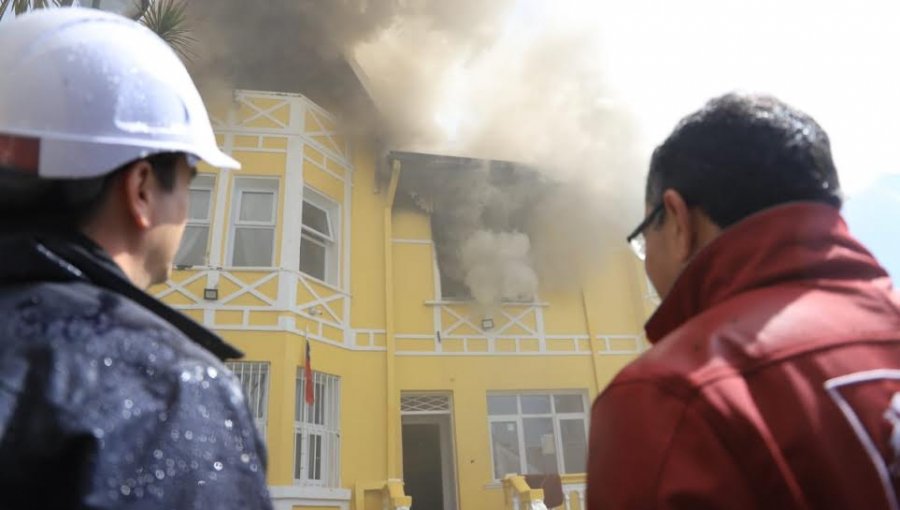 Incendio afectó a centro del Sename en cerro Alegre y obligó a evacuar a 17 personas