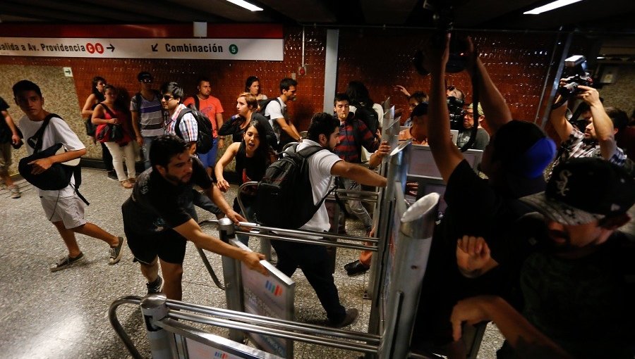 Evasores de Metro arriesgan mismas sanciones que los que no pagan en buses