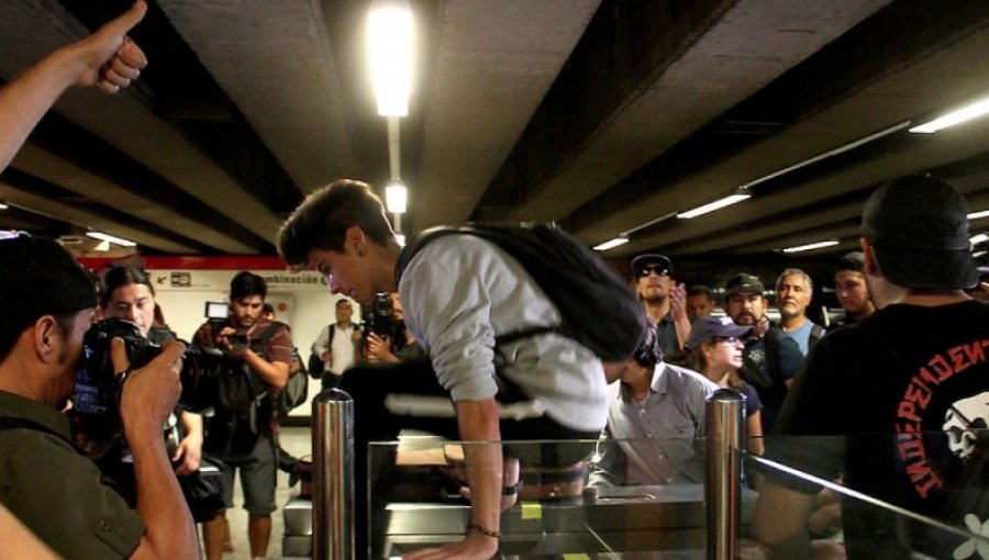 Unas 1.000 personas han evadido el pago del Metro de Santiago en los últimos días