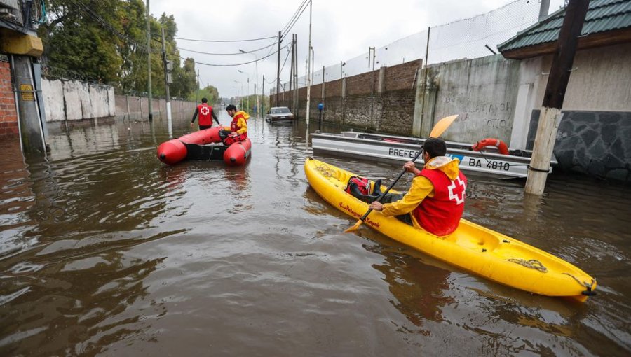 Más de un centenar personas han debido ser evacuadas por inundaciones en Buenos Aires