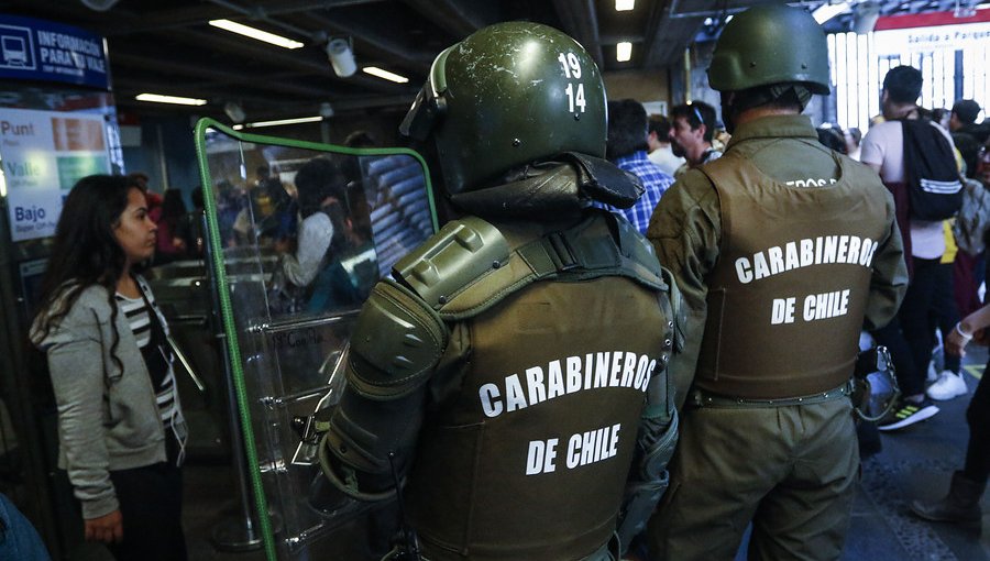 Evasión masiva mantiene tres estaciones cerradas en el Metro de Santiago