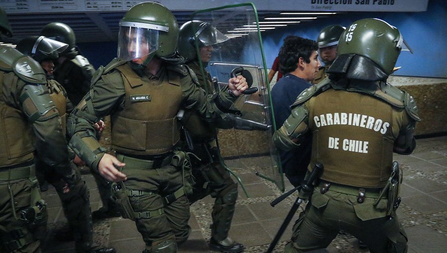 Carabineros reporta que 41 personas han sido detenidas tras evasiones masivas en el Metro