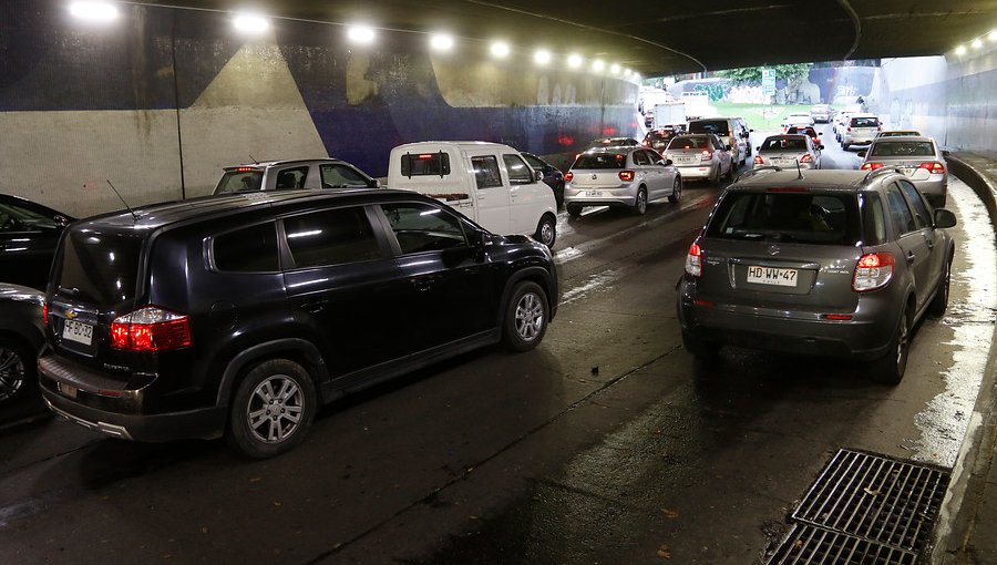 Rotura de matriz en Providencia genera colapso vial en el centro de Santiago