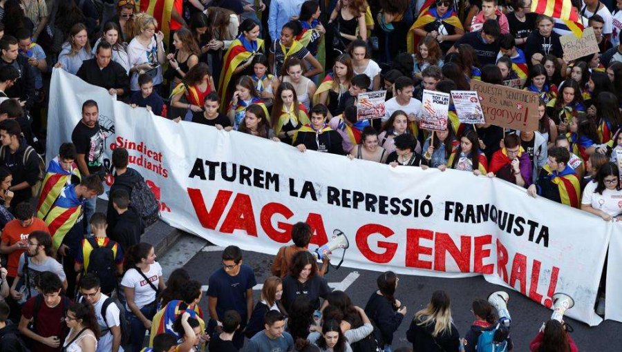 40 mil estudiantes marcharon en Barcelona contra condena a líderes independentistas catalanes