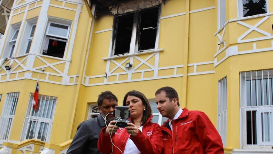 Autoridades se comprometen a "dar vida" nuevamente a residencia del Sename quemada en Valparaíso