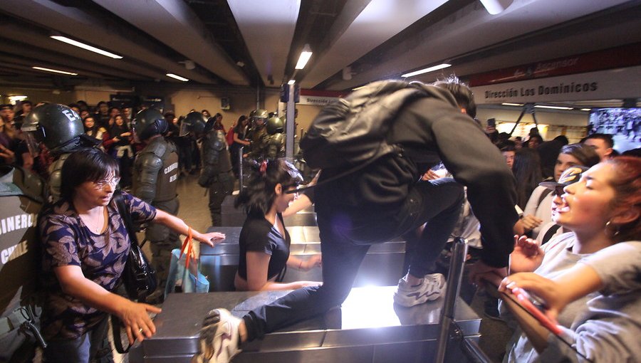 Subsecretario Ubilla calificó de "delincuencia pura y clara" las evasiones en el Metro
