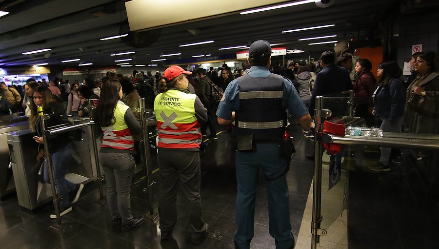 Gobierno condena las evasiones en el Metro de Santiago y descarta la rebaja de tarifas
