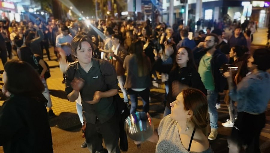 Cacerolazos se registran en distintos puntos de la capital en protesta por el alza tarifaria del Metro