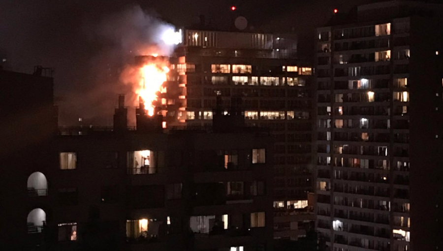 Gigantesco incendio afecta a edificio institucional de Enel en el centro de Santiago
