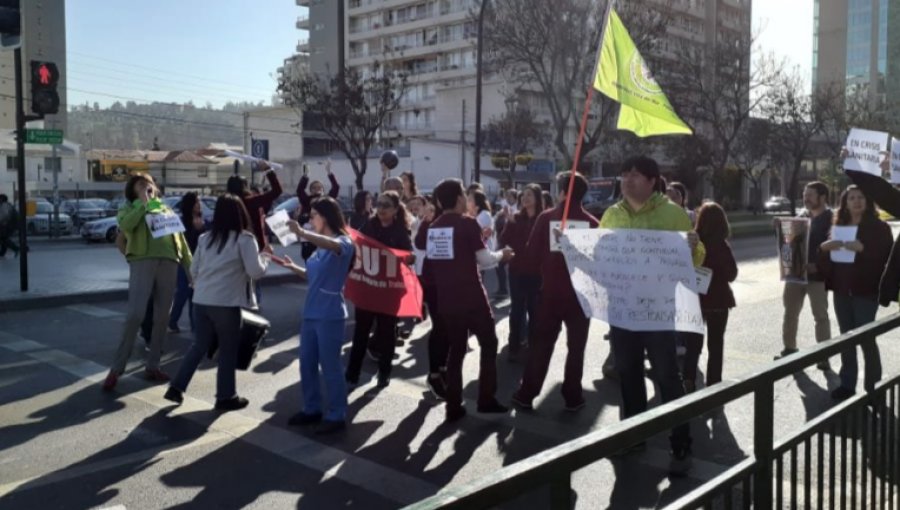Funcionarios del Hospital Fricke de Viña protestan por falta de insumos: no tienen guantes ni papel higiénico