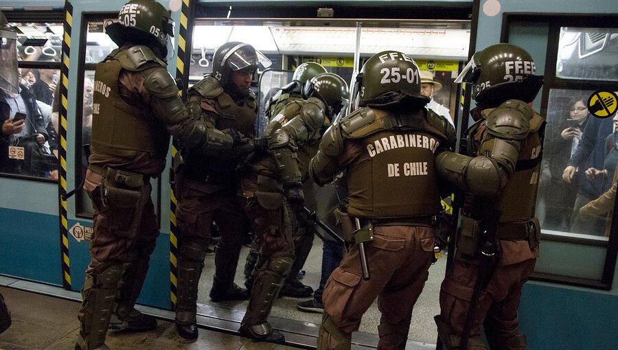 Carabineros reporta cinco casos de evasiones masivas en estaciones del Metro de Santiago