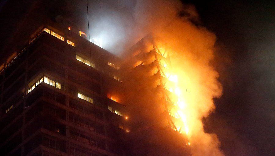 Intendencia Metrpolitana descarta lesionados en incendio que afecta a edificio de Enel