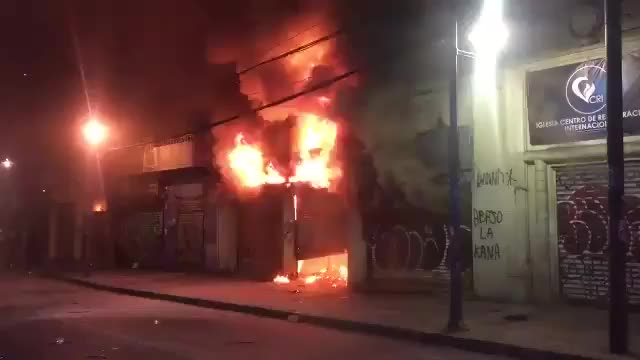 Nuevos incendios en Valparaíso: Fuego en sucursal de Serviestado y en locales de calle Condell